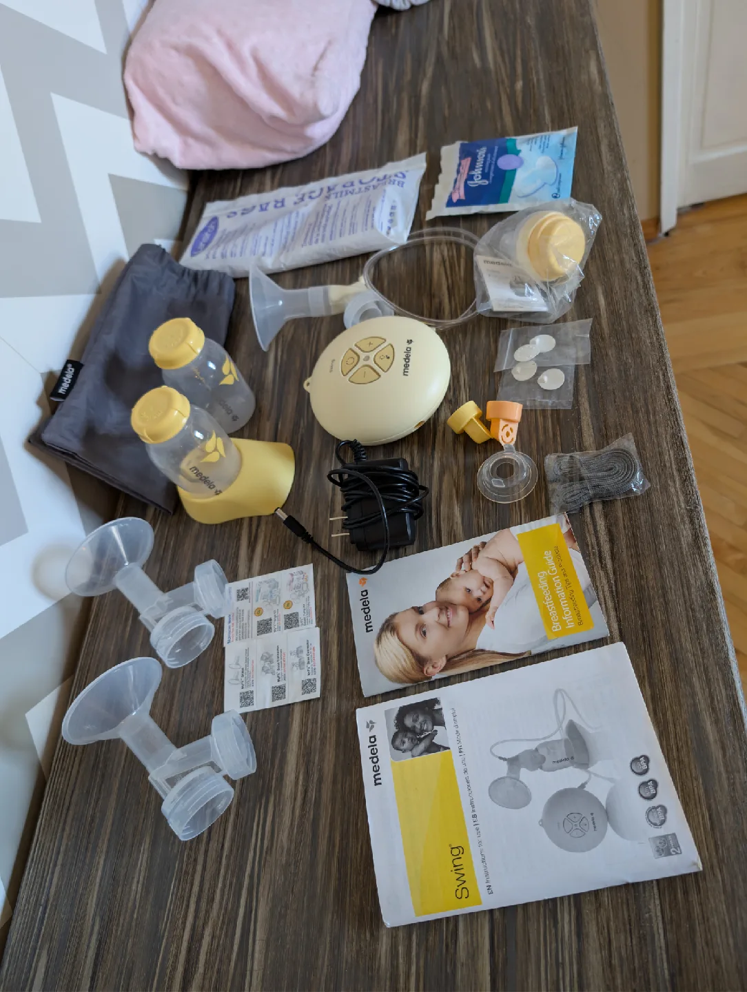Medela Swing Breast Pump with Accessories image indicator(2)