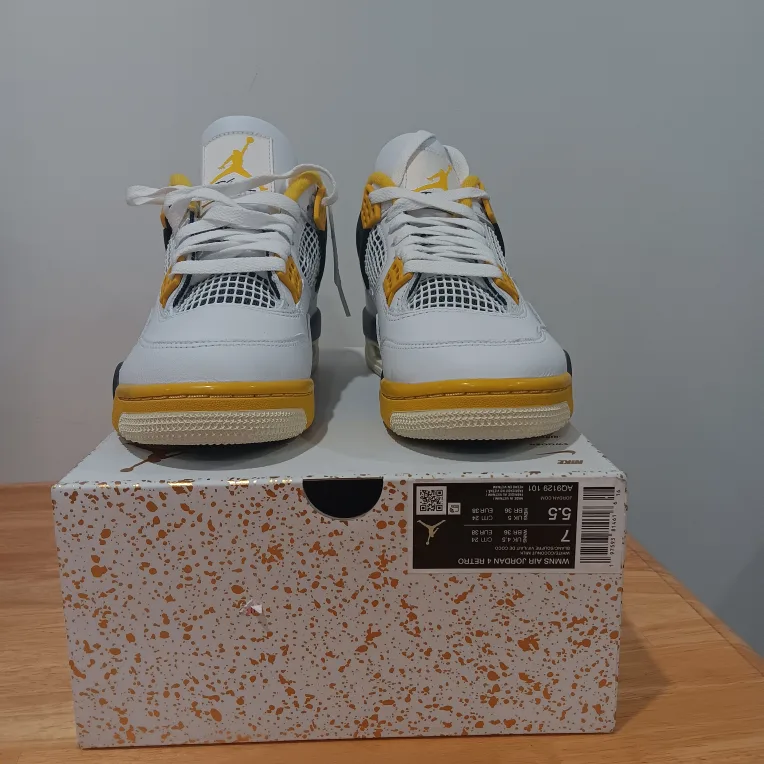 Nike Air Jordan 4 Retro White/Coconut Milk Size 5.5 image indicator(2)