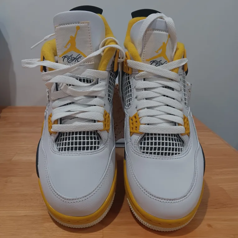 Nike Air Jordan 4 Retro White/Coconut Milk Size 5.5 image indicator(3)