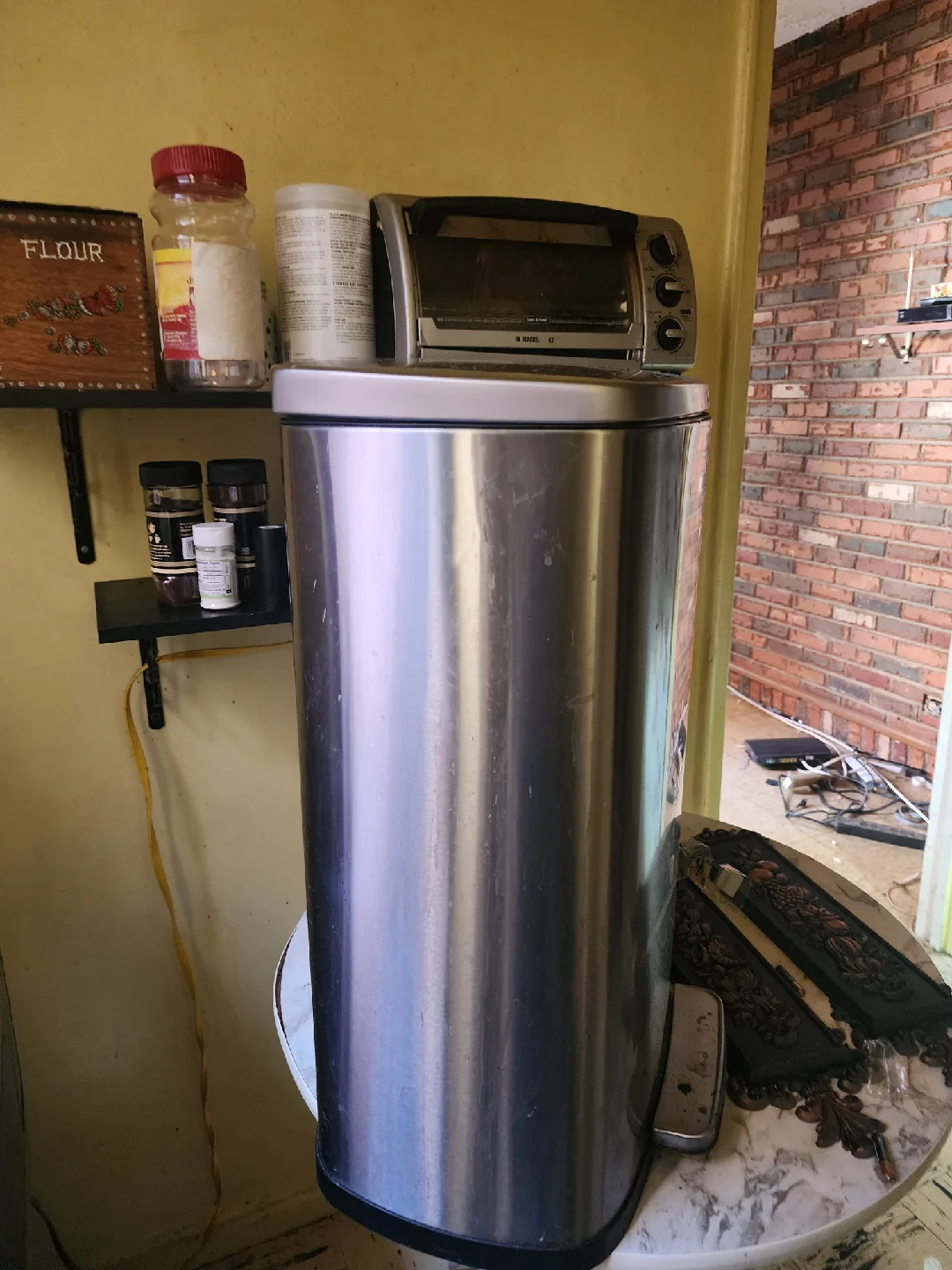 Stainless Steel Step-On Trash Can image indicator(2)