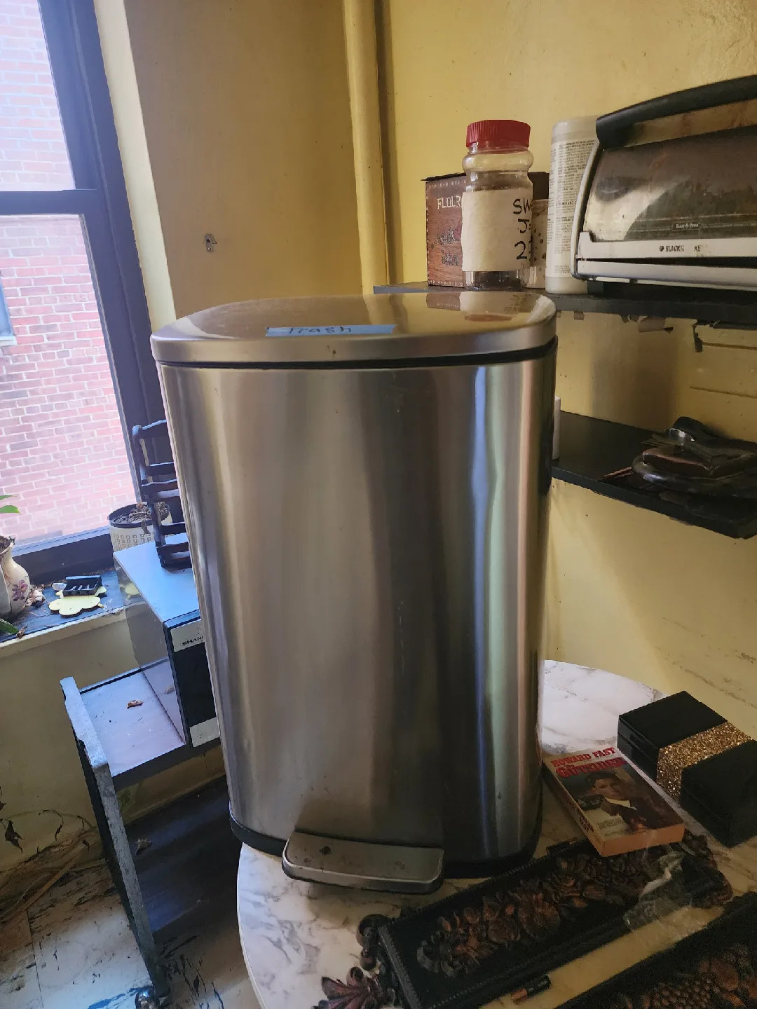 Stainless Steel Step-On Trash Can image indicator(3)
