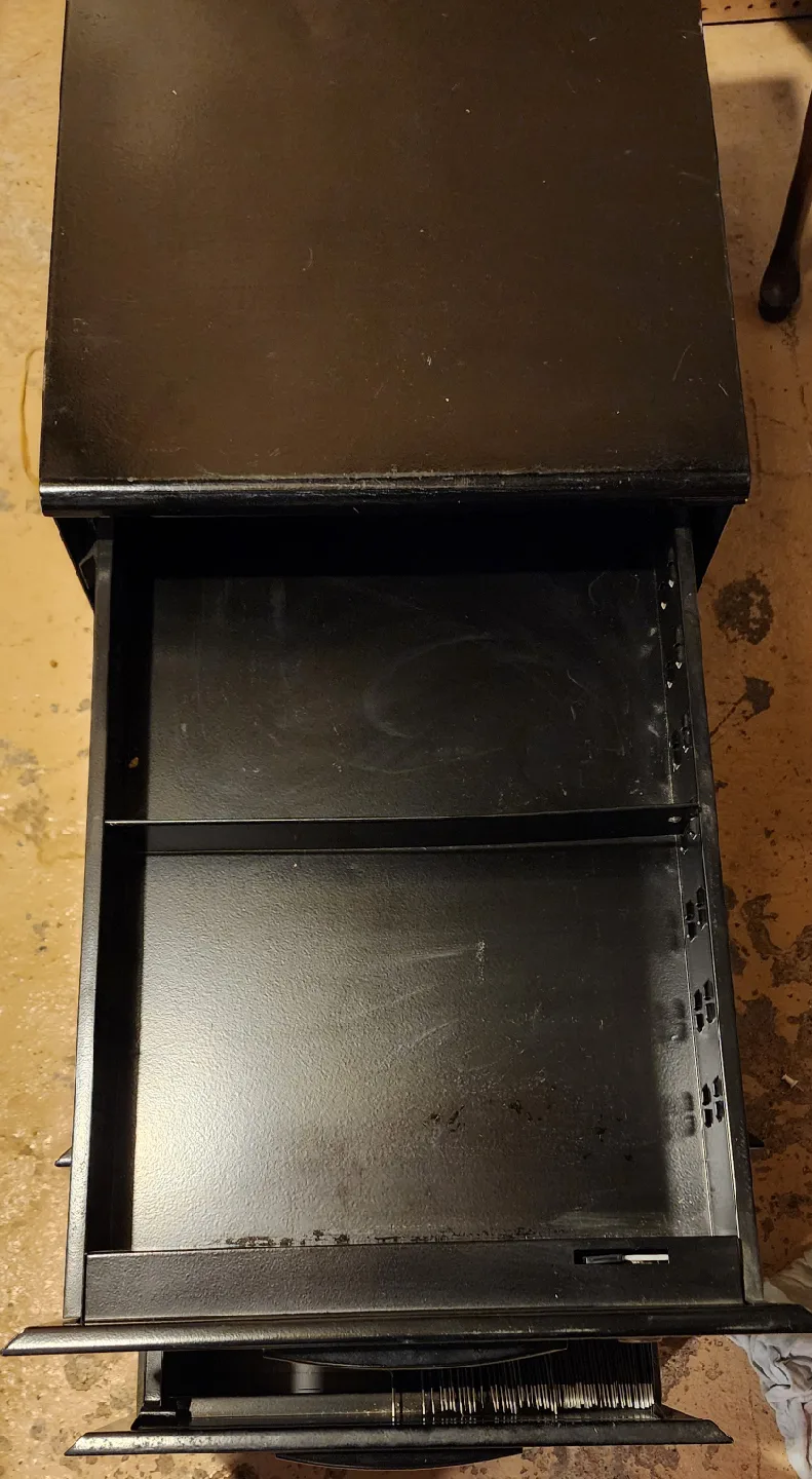 Black Metal 3-Drawer Filing Cabinet - no key image indicator(4)