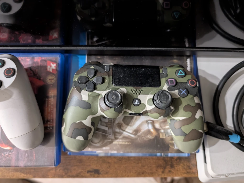PlayStation 4 Console & Controllers - photo 2