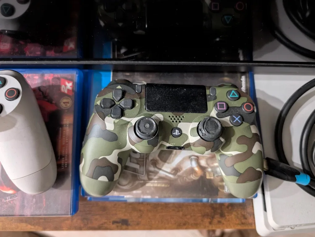 PlayStation 4 Console & Controllers image indicator(2)