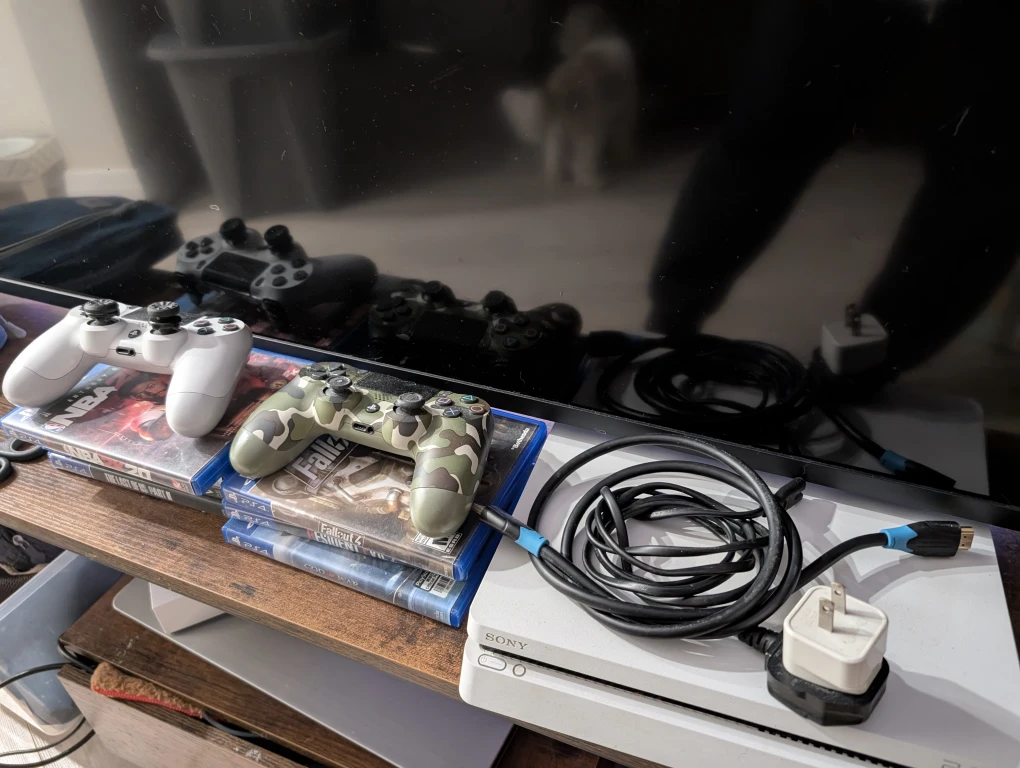 PlayStation 4 Console & Controllers - photo 3