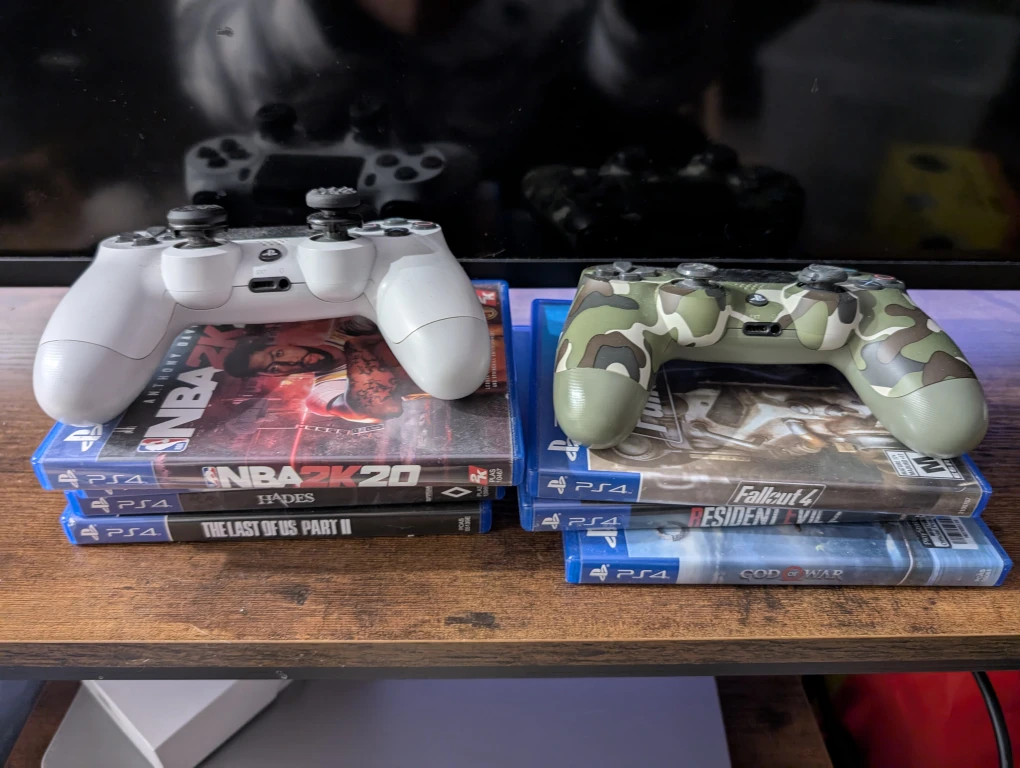 PlayStation 4 Console & Controllers - photo 5