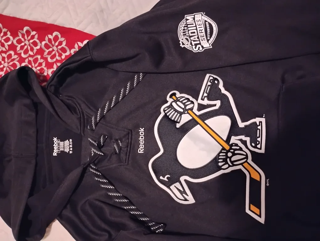 Reebok Pittsburgh Penguins Hoodie - Size L image indicator(3)