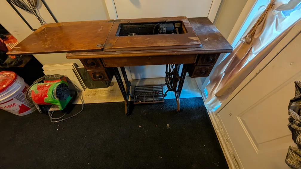 Antique Singer Sewing Machine Table image indicator(4)