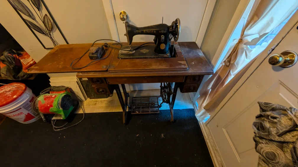 Antique Singer Sewing Machine Table image indicator(5)