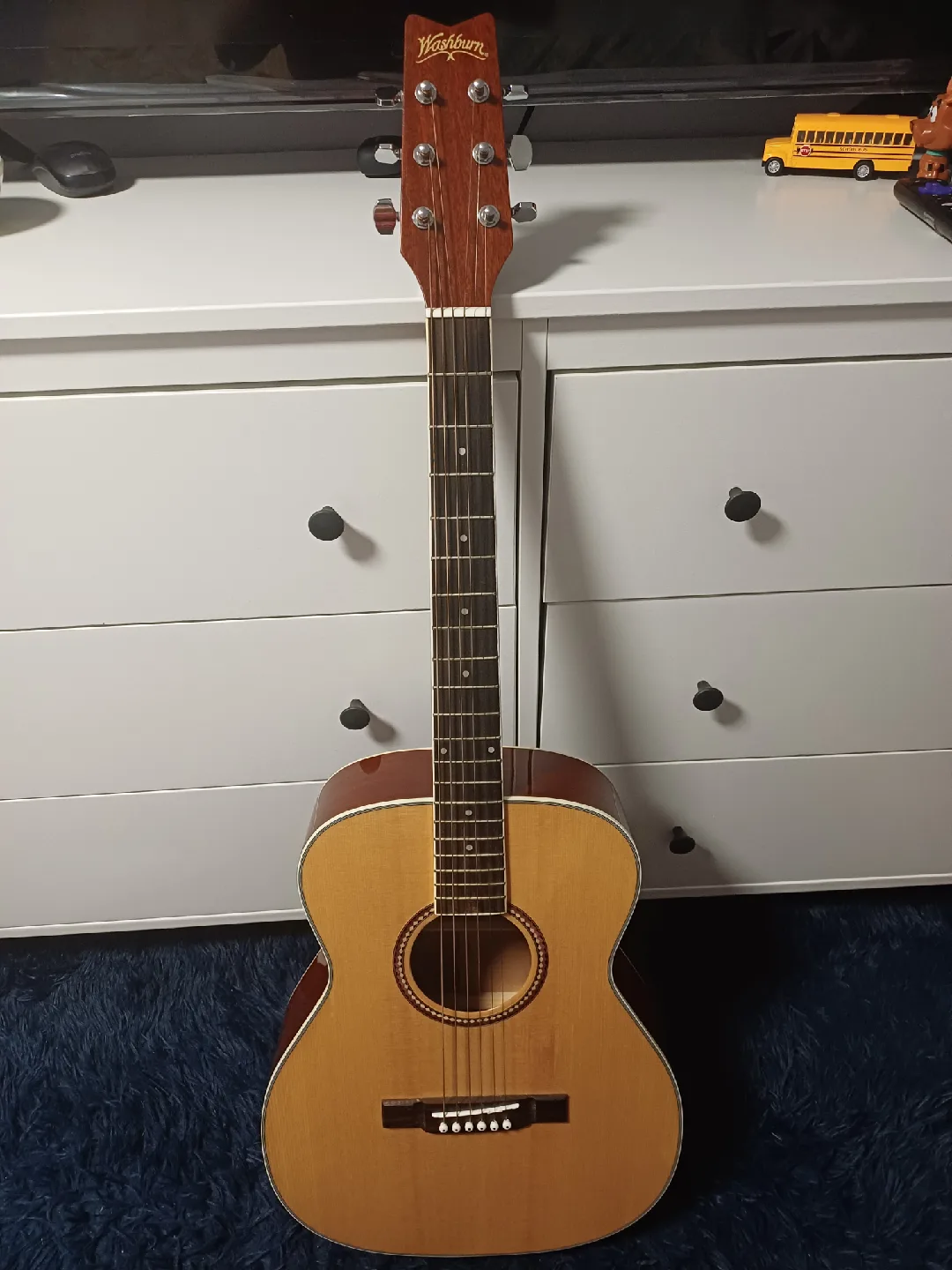 Washburn Acoustic Guitar with Case image indicator(5)