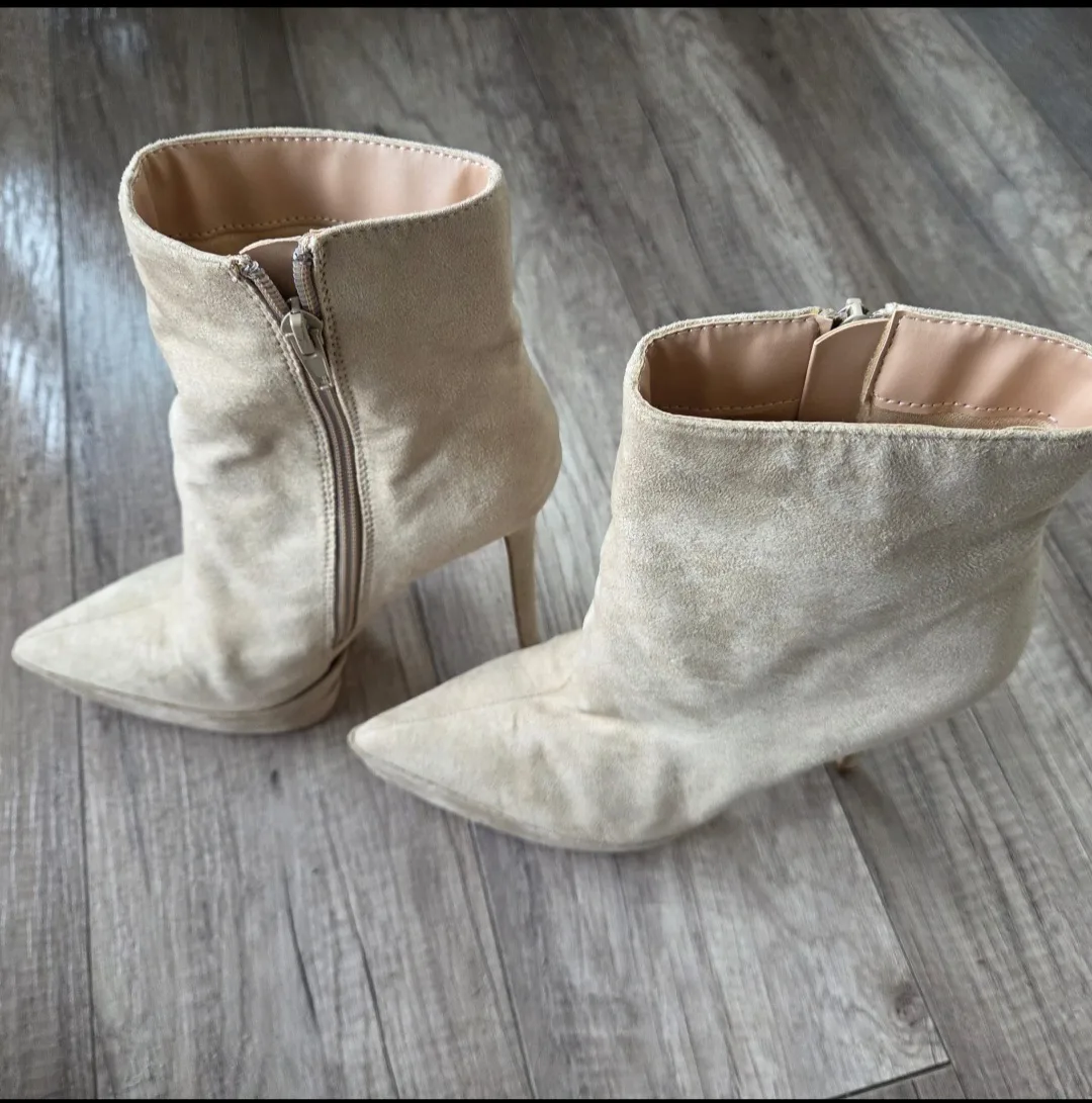 YZMA Beige Ankle Boots - Size 7 image indicator(2)