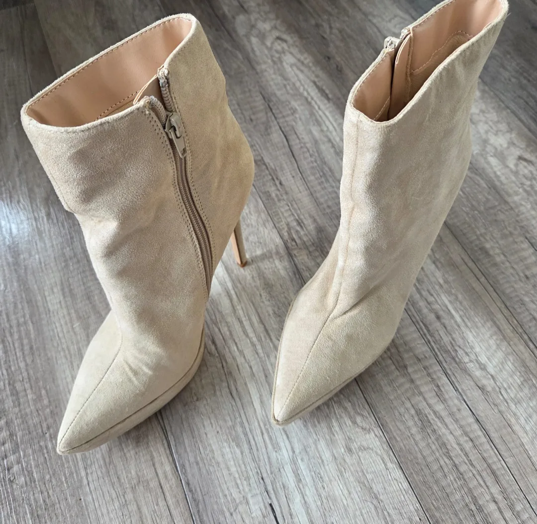 YZMA Beige Ankle Boots - Size 7 image indicator(5)