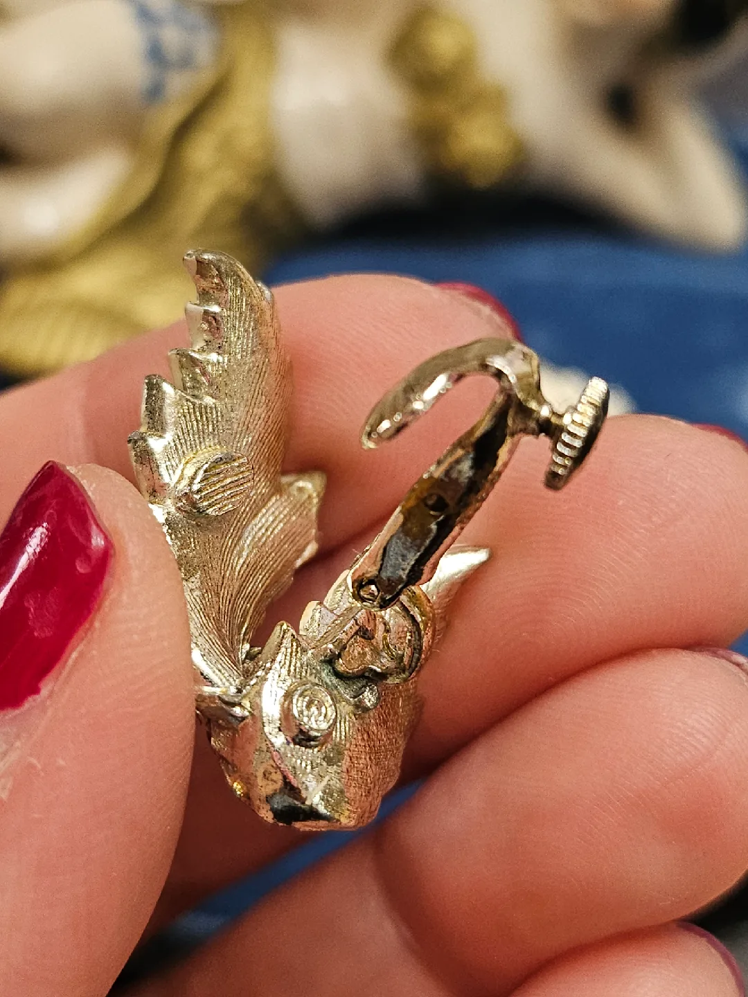 Coro Vintage Leaf Earrings clip-on image indicator(4)