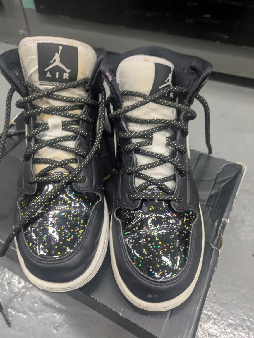 Air Jordan 1 Mid SE Black/White Glitter Size 5 image indicator(4)