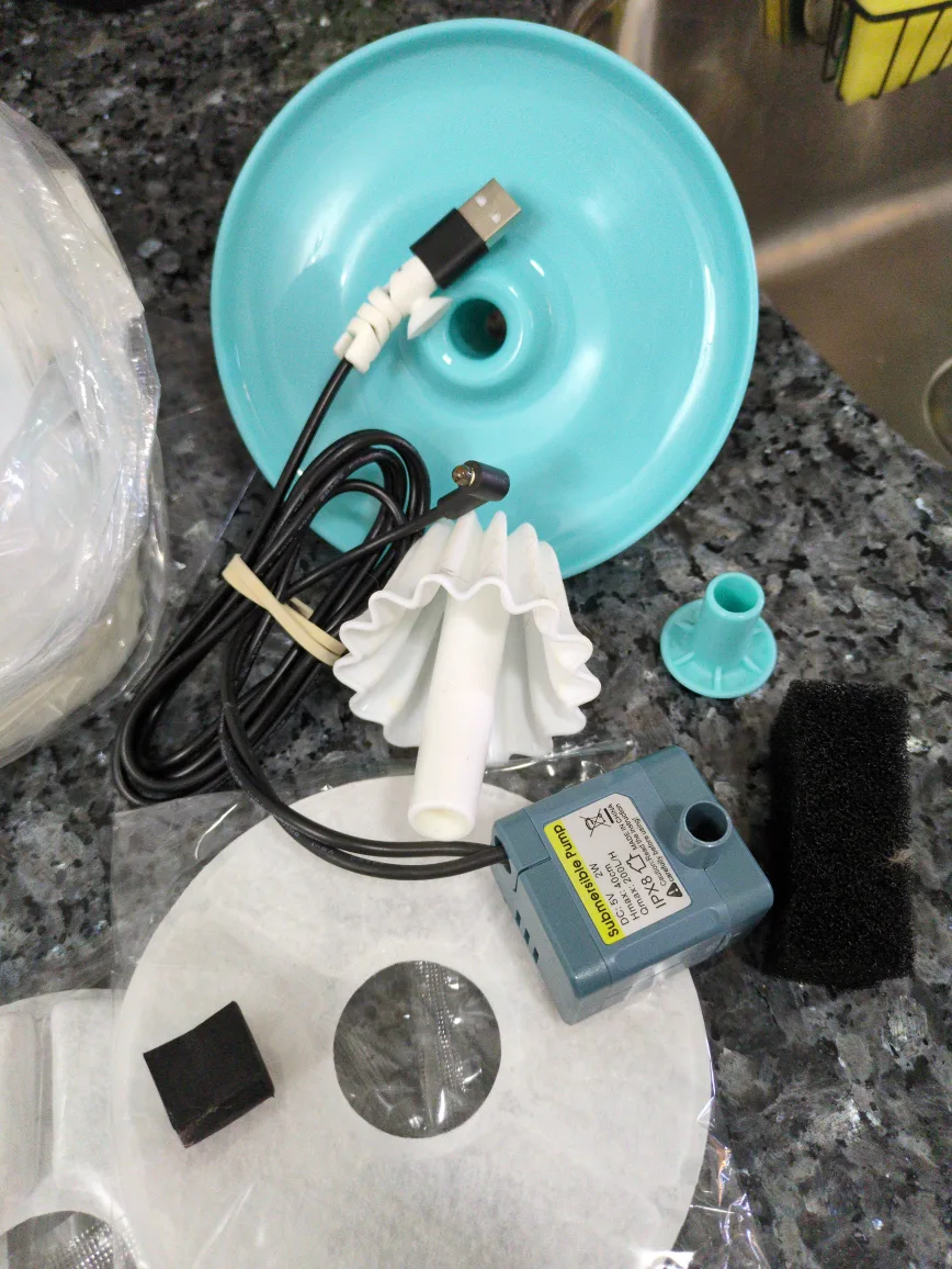 2.5L Pet Water Fountain (EUC) image indicator(10)