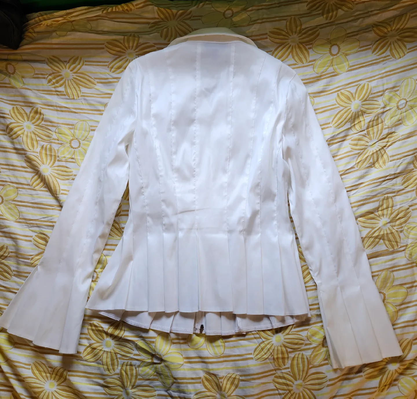 y2k white pleated zip up blouse image indicator(2)