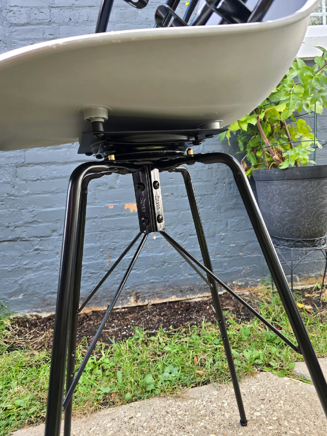 Gray Modern Style Swivel Chair image indicator(3)