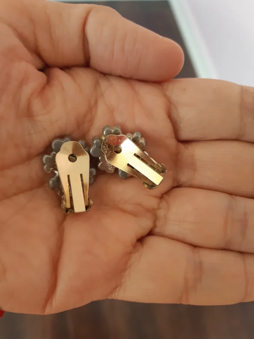 Vintage Flower Pot Clip-on Earrings image indicator(2)