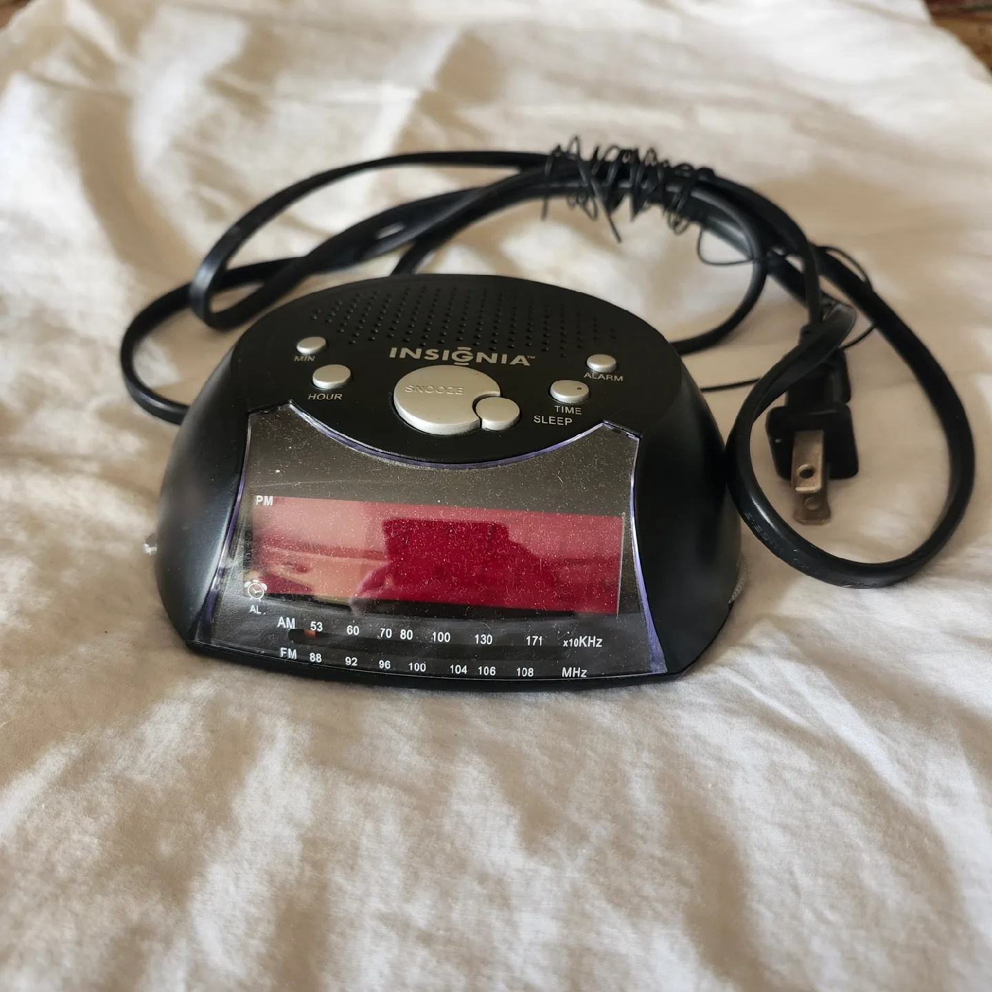 Insignia Digital AM/FM Clock Radio image indicator(4)