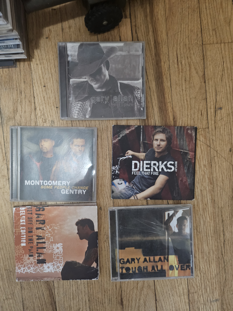 COUNTRY MUSIC CD'S