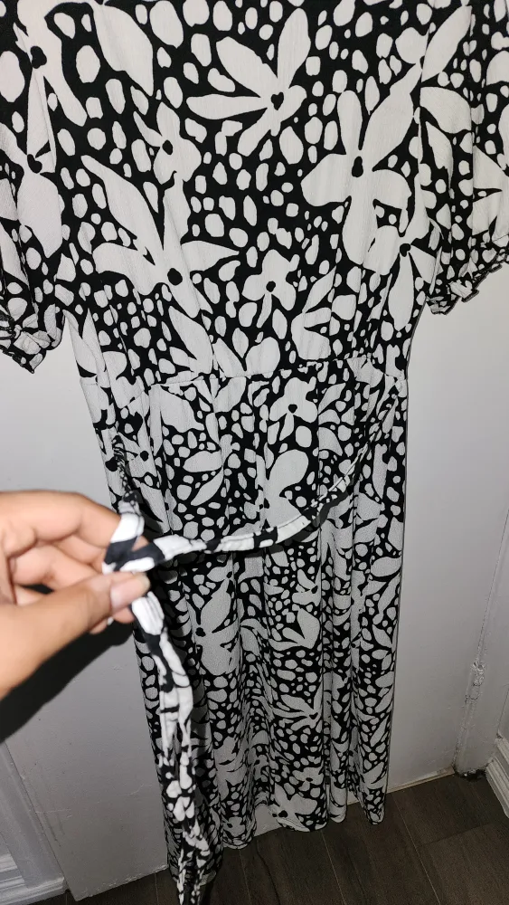 Black & White Floral Dress image indicator(7)