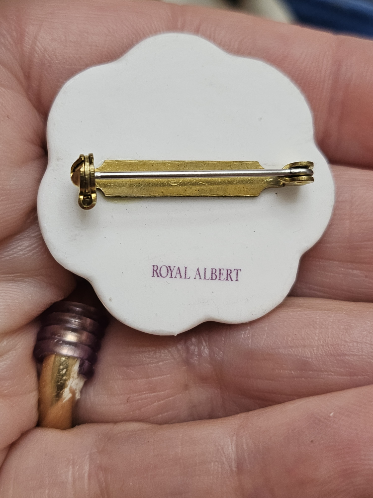 Royal Albert Flower Pin Brooch ceramic - photo 4