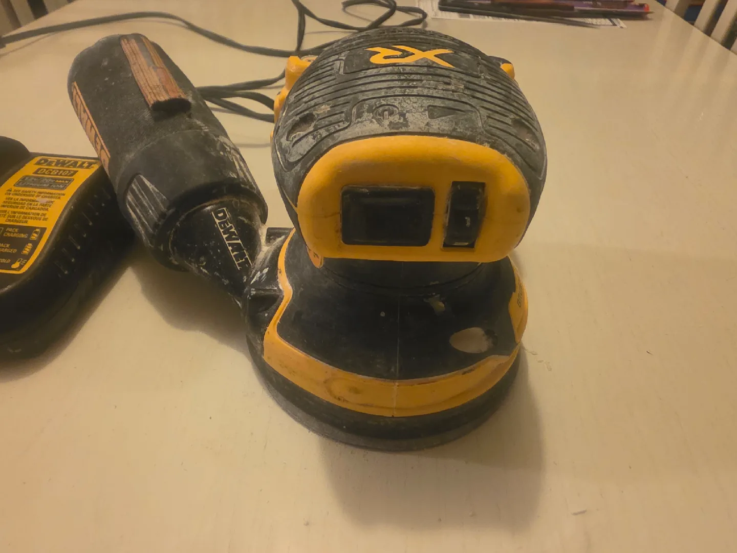 DeWalt 20V MAX XR Cordless Sander w/ Charger image indicator(3)