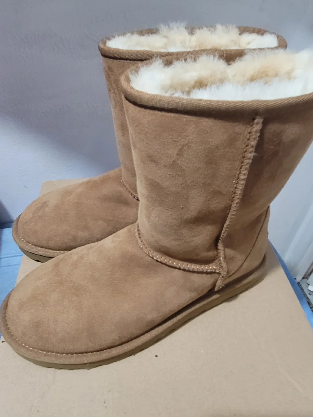 UGG W Classic Short II - Size 8 image indicator(2)