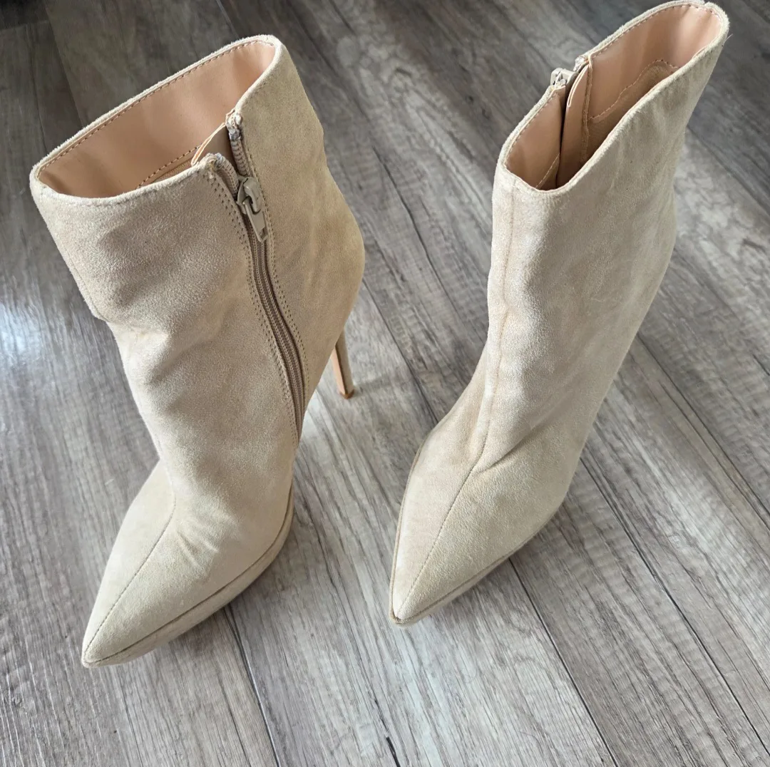 YZMA Beige Ankle Boots - Size 7 image indicator(6)