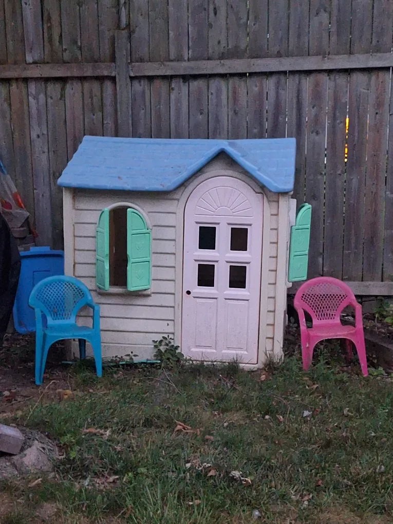 Kids Plastic Playhouse with Chairs image indicator(2)