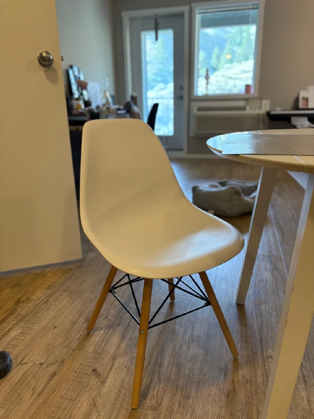 White Round Dining Table with 2 Chairs image indicator(4)