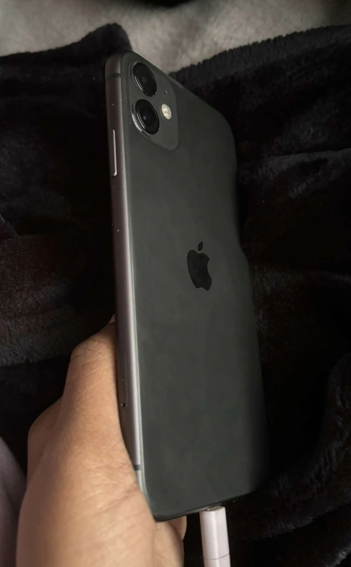 iPhone 11 - Black 64gb storage 95% BH clean Unlocked - photo 3