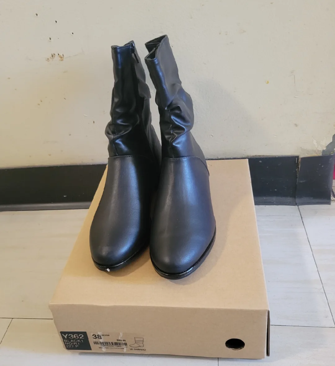 Le Chateau Black Ankle Boots - Size 8 image indicator(2)
