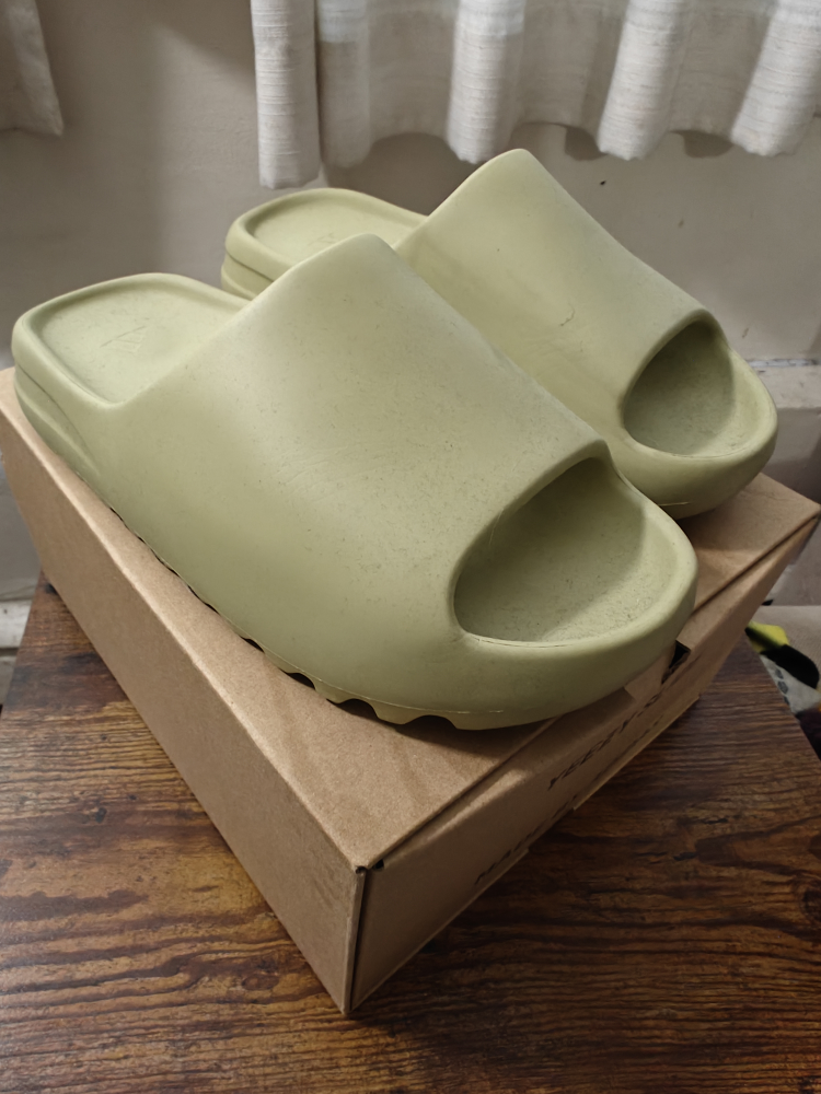 Yeezy Slides - Size 8 - Resin