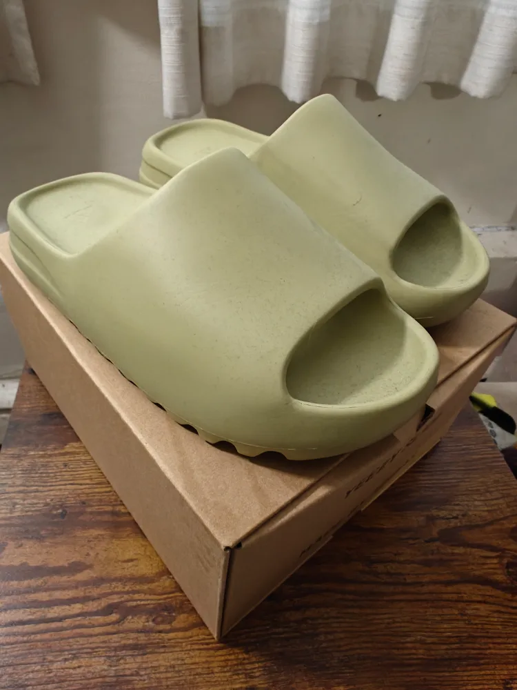 Yeezy Slides - Size 8 - Resin