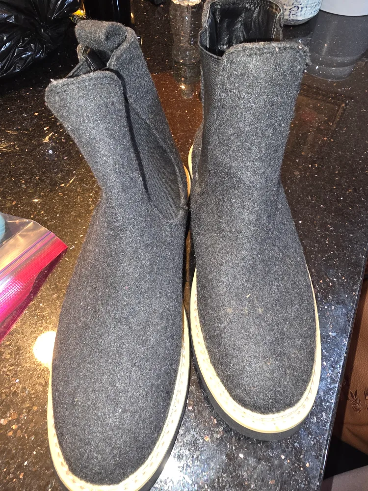 Universal Thread Black Chelsea Boots - Size 7 thumbnail