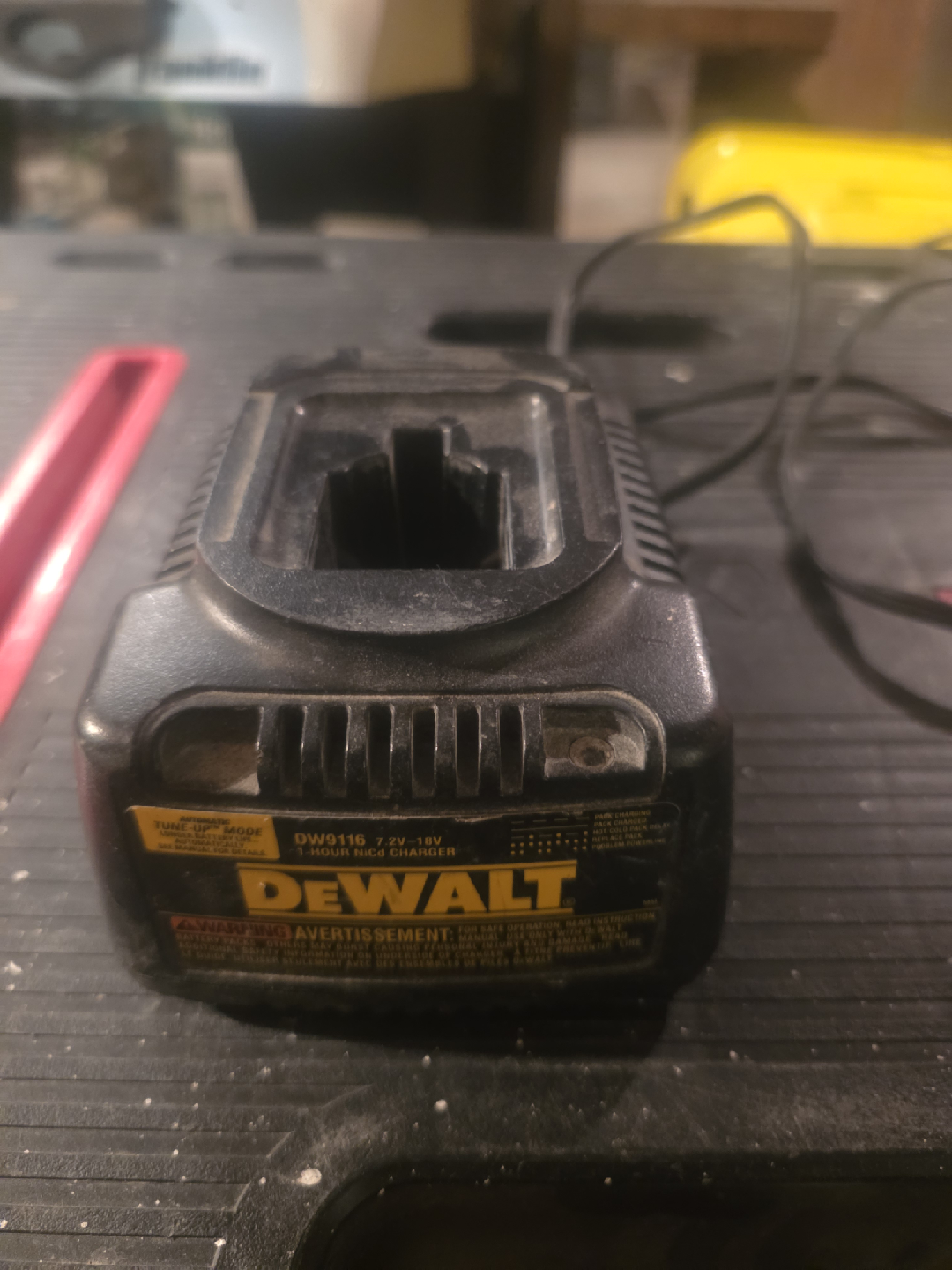 DeWalt DW9116 7.2V-18V 1-Hour NiCd Charger - photo 2