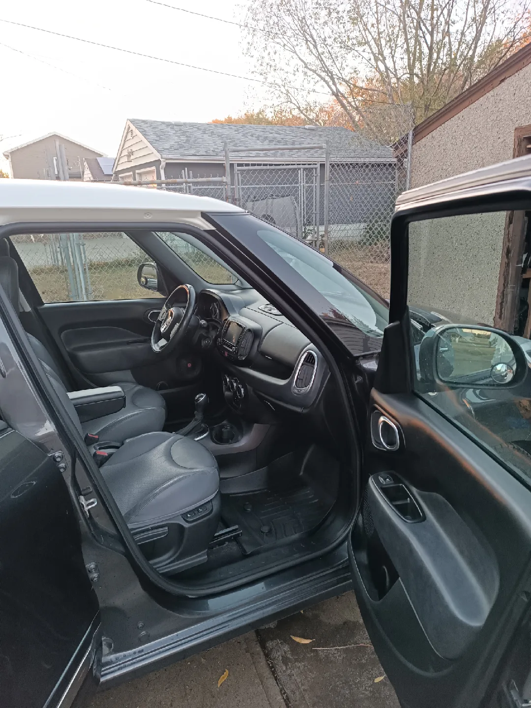 Fiat 500L (lounge) fully loaded with every option image indicator(6)