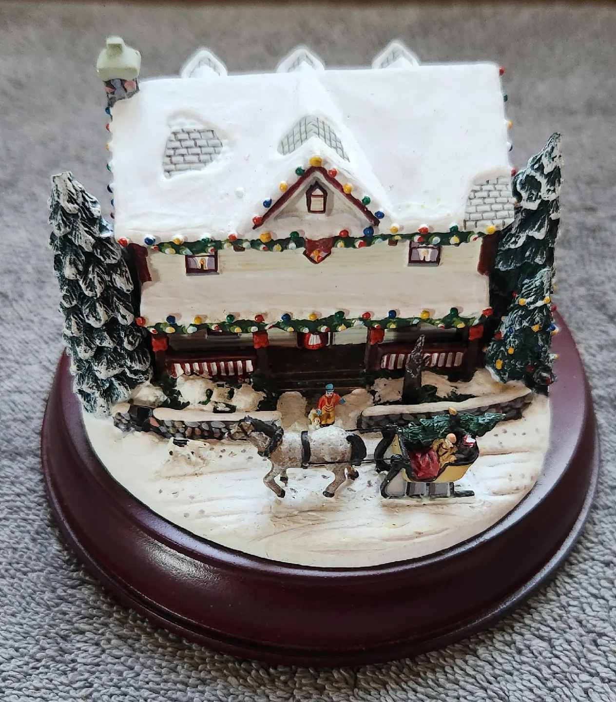 Hawthorne Village Victorian Lights: Holiday Traditions Sculpture image indicator(2)