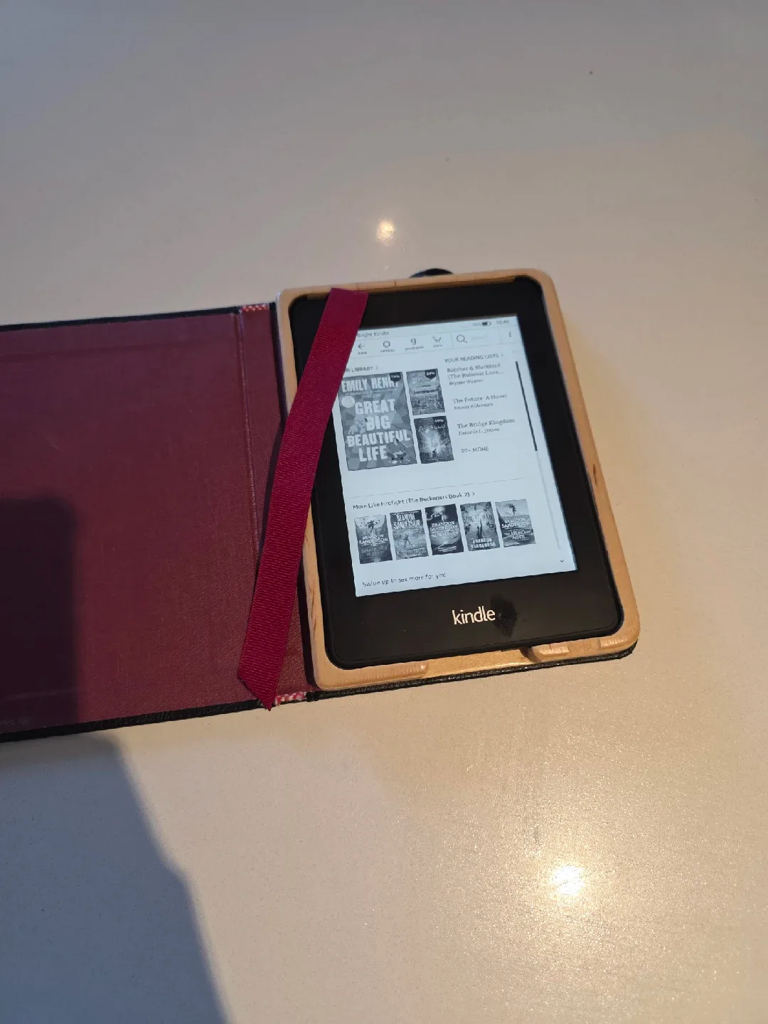 Kindle e-reader with leather cover image indicator(2)
