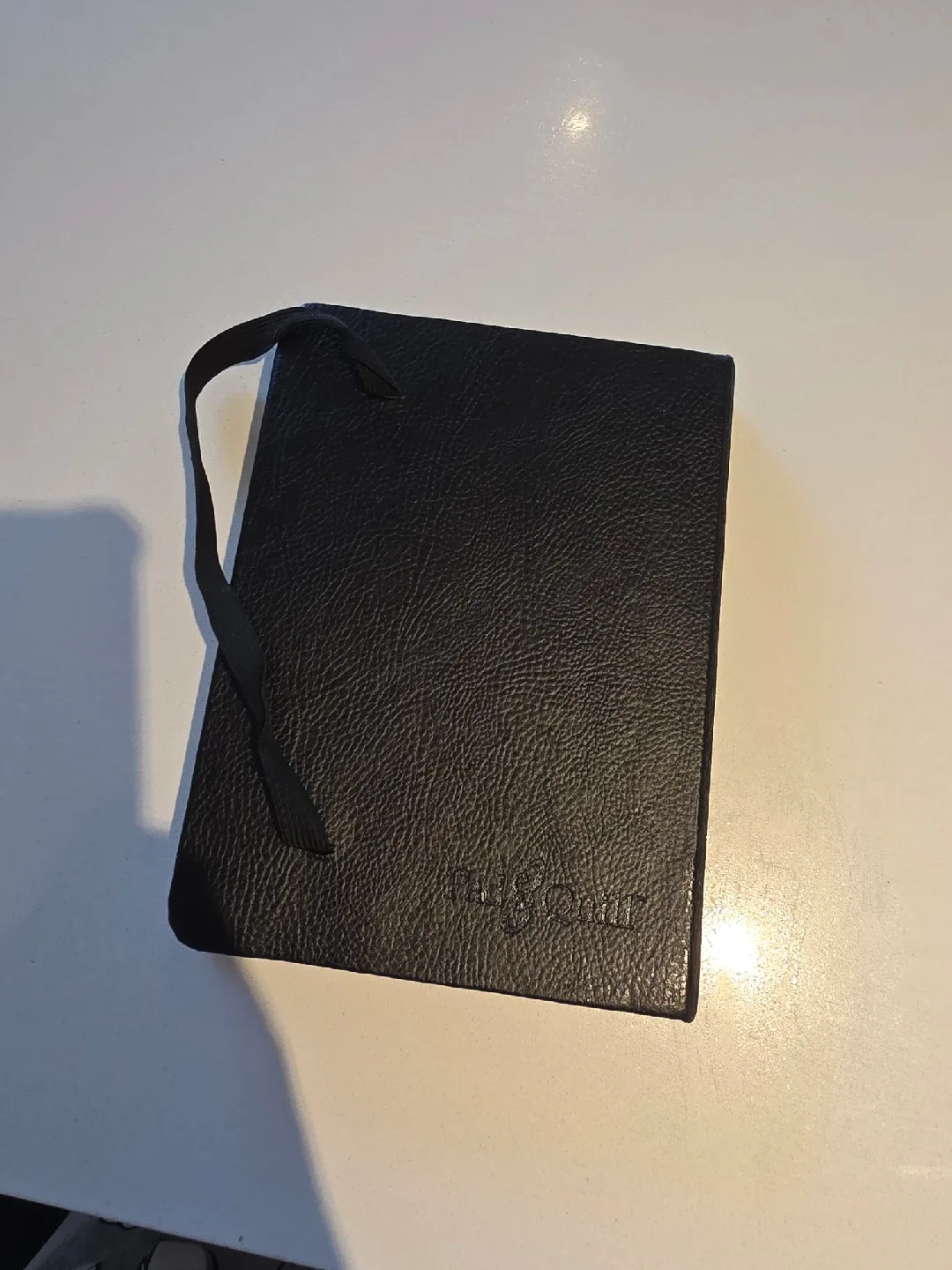 Kindle e-reader with leather cover image indicator(3)