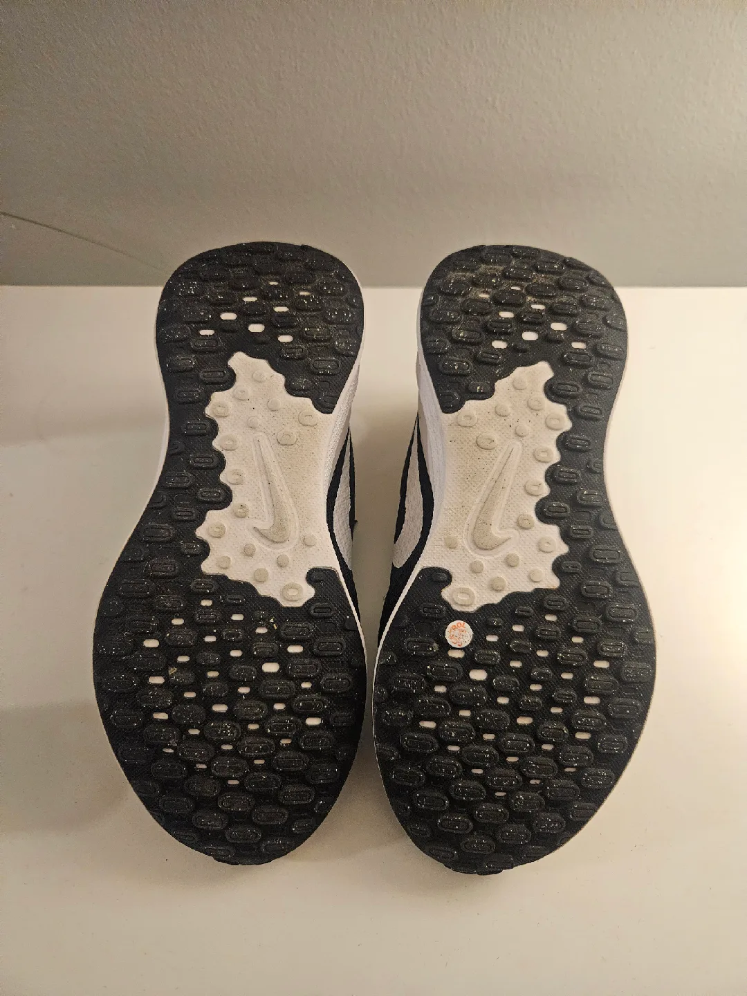 Nike Revolution 6 Running Shoes - US 7 image indicator(4)