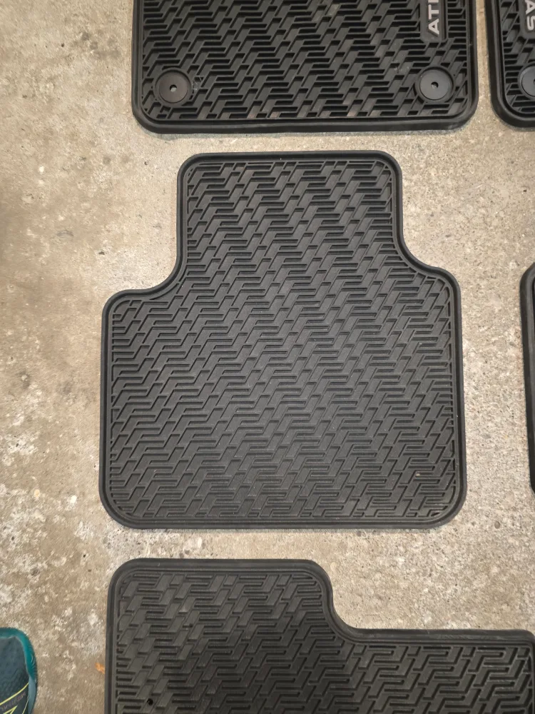 Volkswagen Atlas Floor Mats - Black image indicator(4)