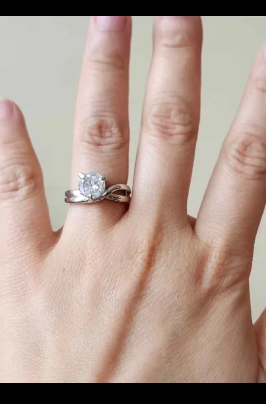 Diamond-look Engagement Ring image indicator(4)