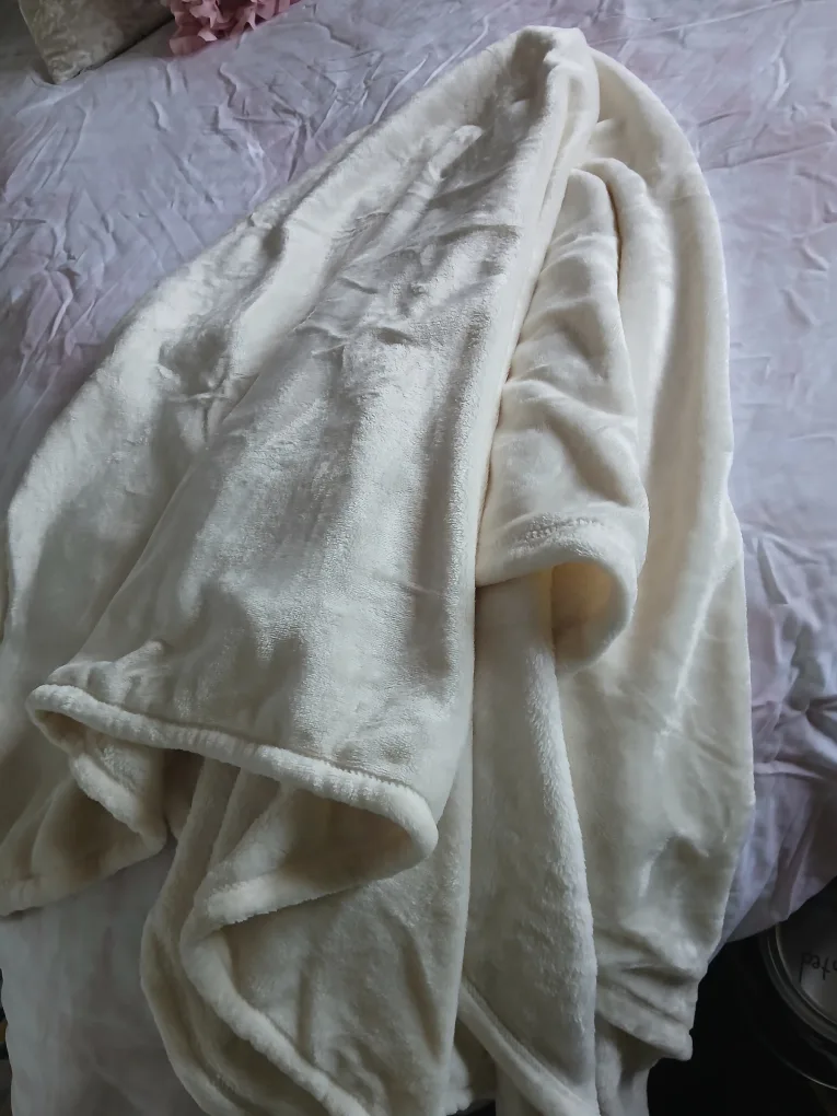 Twin comforter and pillow sham set image indicator(3)