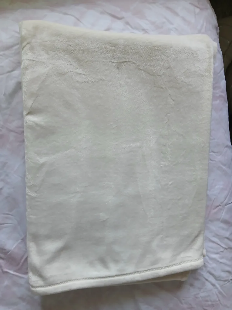 Twin comforter and pillow sham set image indicator(4)