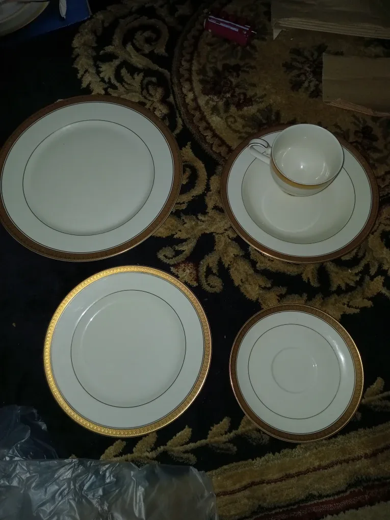 Royal Albert Old Country Roses 20 Piece Tea Set image indicator(4)