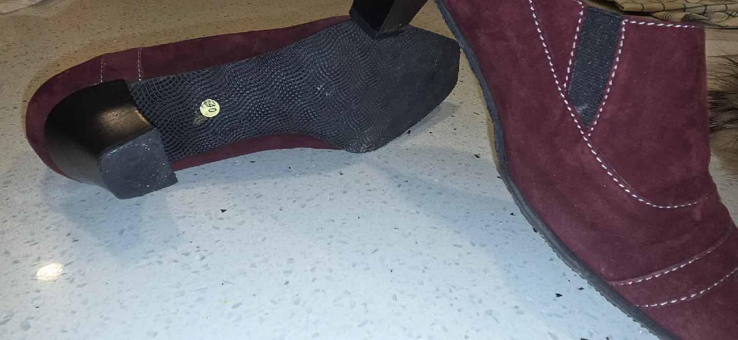 Belle Bottier Burgundy Suede Heeled Shoes - Size 10 image indicator(3)