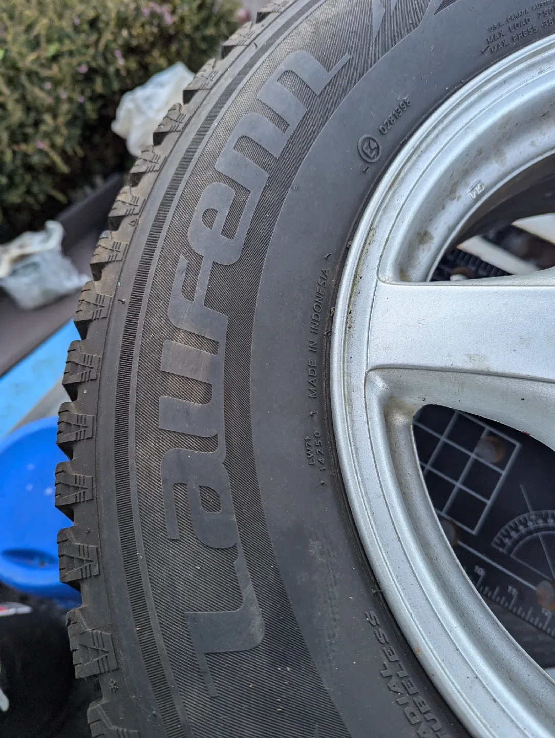 Laufenn 215/70R15 Winter Tire image indicator(2)