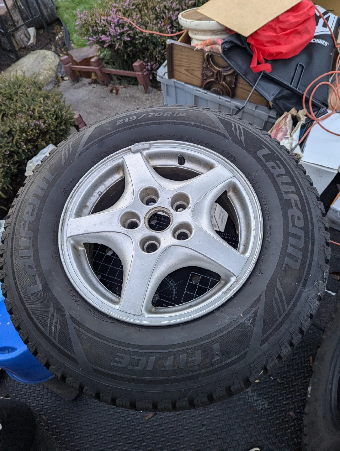 Laufenn 215/70R15 Winter Tire image indicator(5)